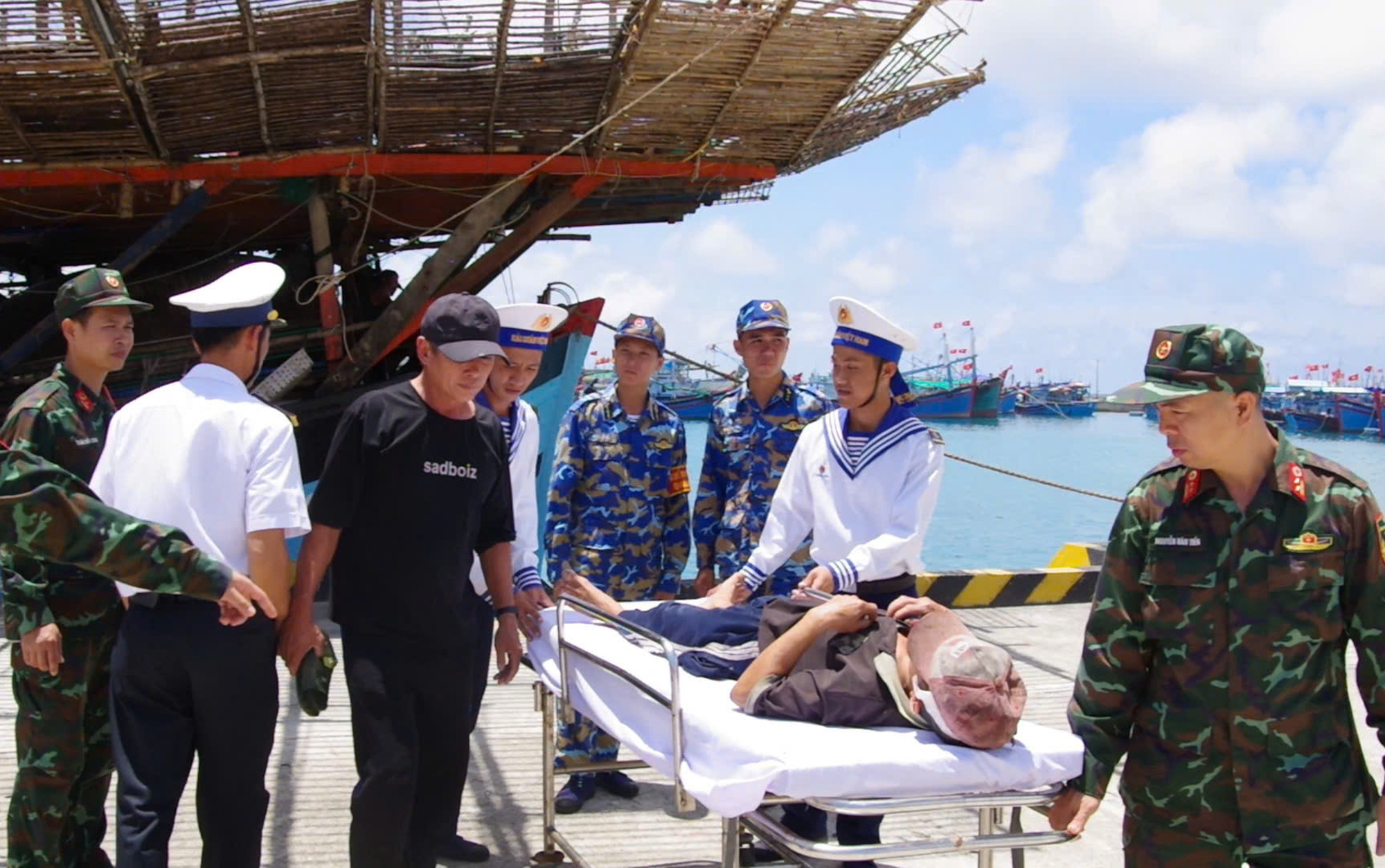 Bệnh xá đảo Trường Sa cấp cứu ngư dân tỉnh Quảng Ngãi bị tai nạn lao động