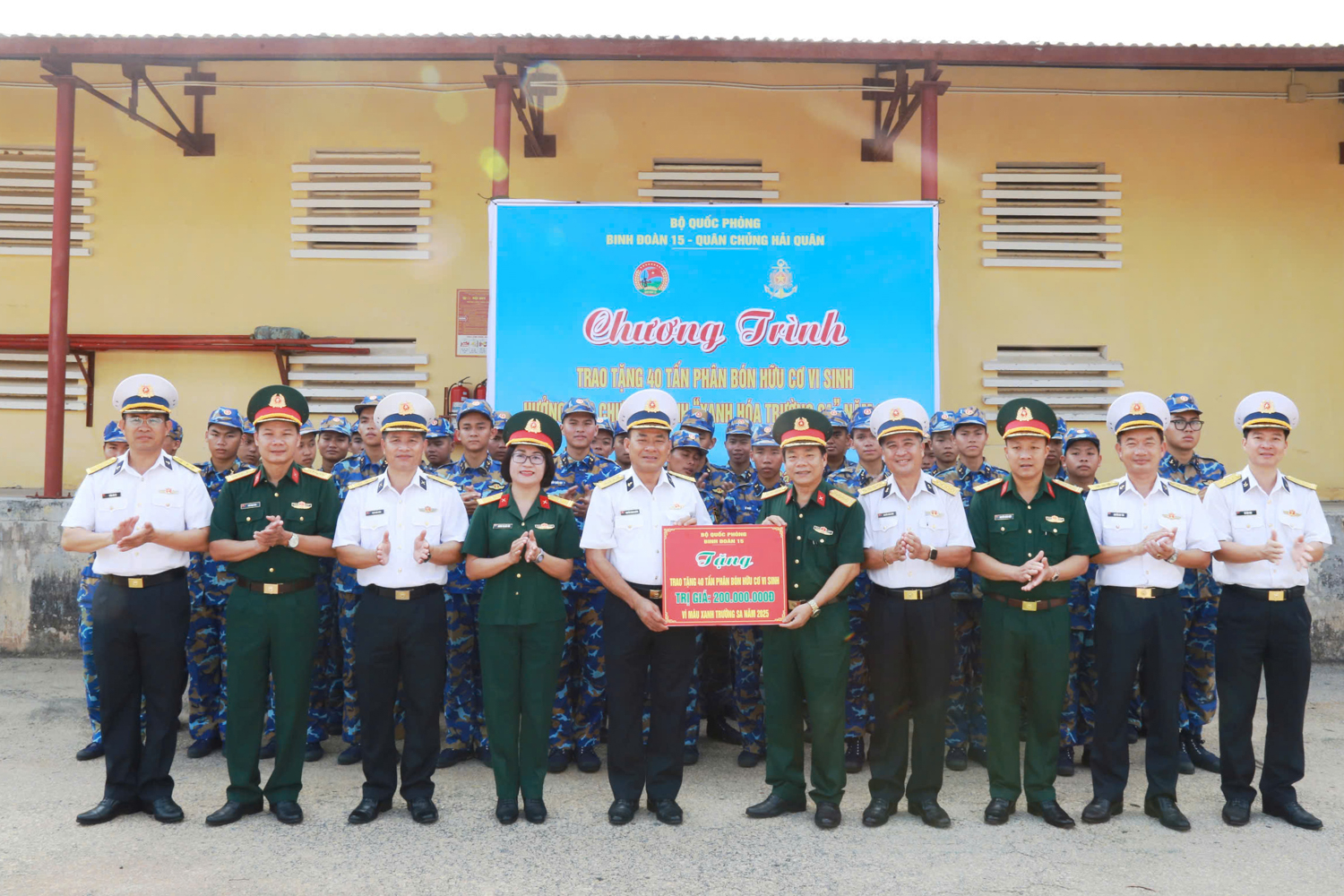 Binh đoàn 15 hỗ trợ 40 tấn phân bón cho chương trình "Xanh hóa Trường Sa"   