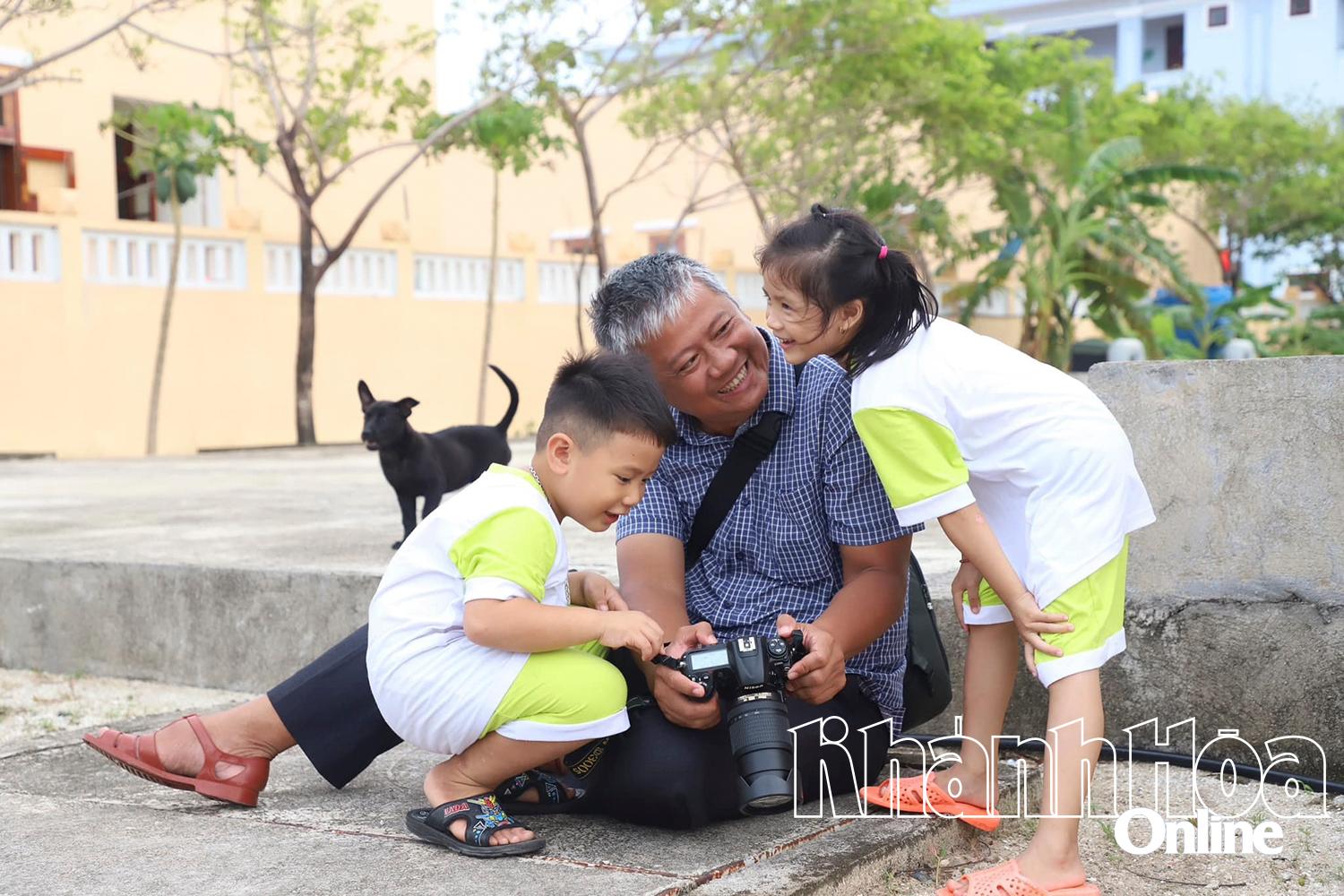 Phóng viên Ngọc Hòa trò chuyện với các em nhỏ trên đảo Trường Sa.
