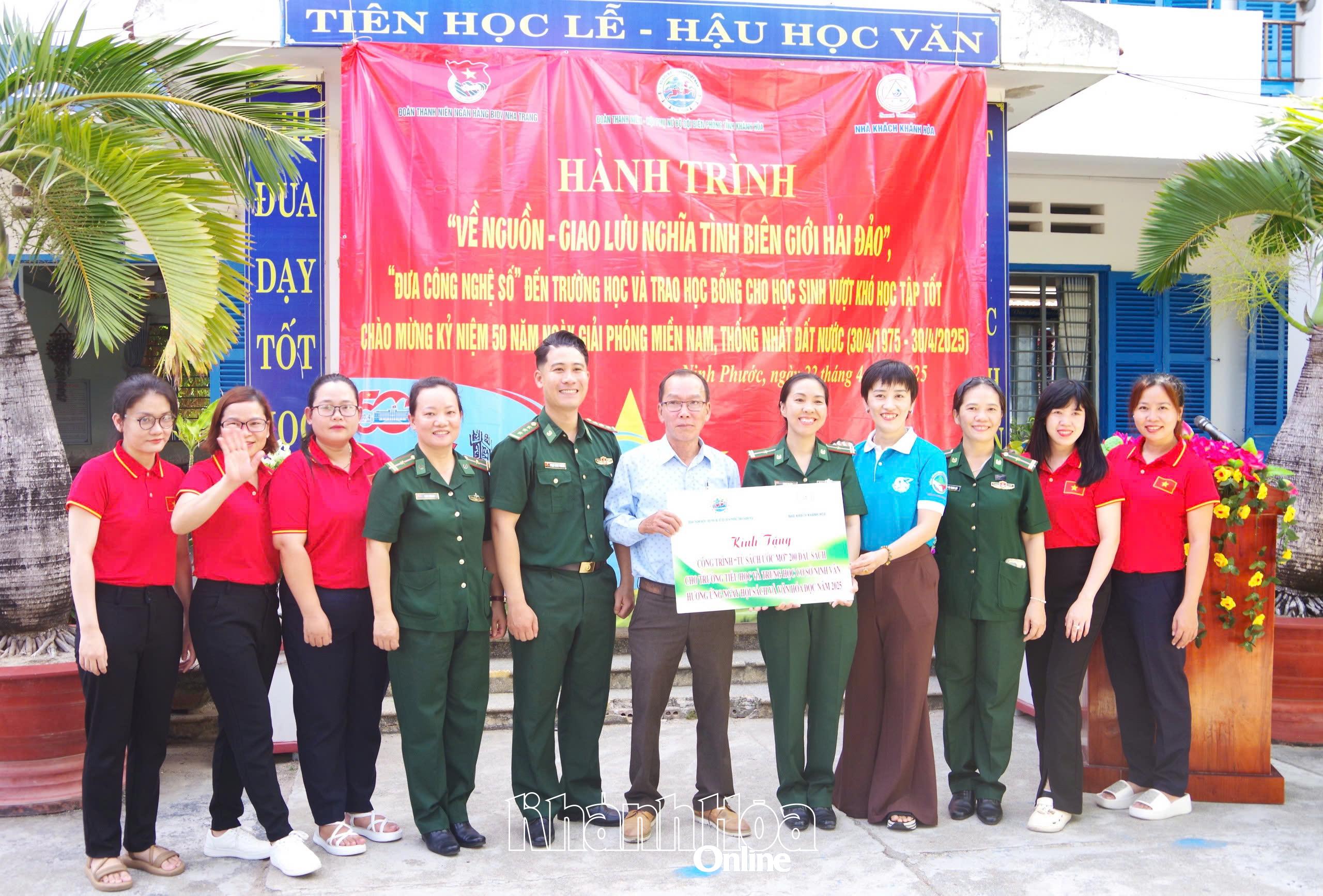 Trao tặng công trình “Đưa công nghệ số đến trường học” cho thầy trò Trường Tiểu học và THCS Ninh Vân