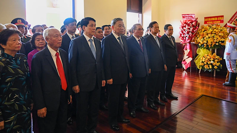 Lãnh đạo Đảng, Nhà nước dâng hương tưởng nhớ Chủ tịch Hồ Chí Minh và Chủ tịch Tôn Đức Thắng