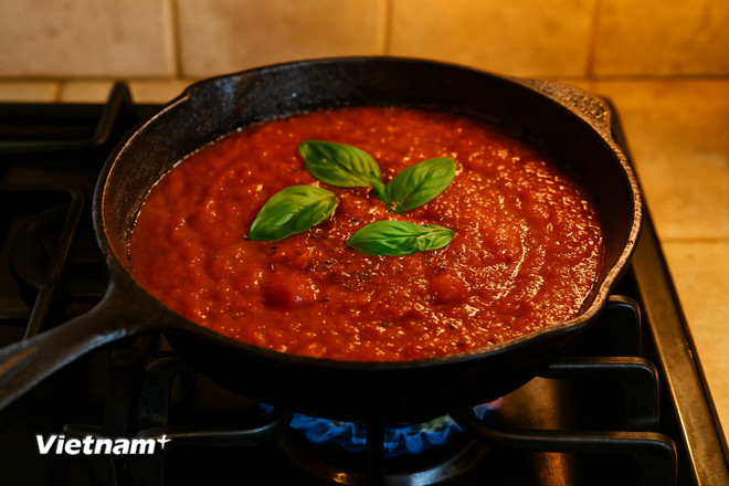 Chảo gang và các món có tính axit như cà chua giúp tăng lượng sắt hòa tan vào thức ăn. (Ảnh: Vietnam+)