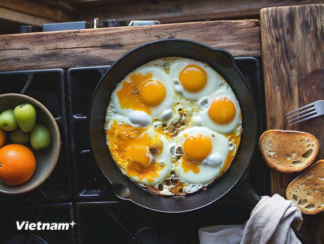 Món trứng rán chảo gang giúp tăng hấp thu sắt cho cơ thể. (Ảnh: Vietnam+)