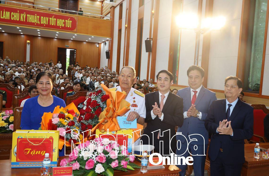 Tỉnh ủy, HĐND, UBND, UBMTTQ Việt Nam tỉnh: Gặp mặt cán bộ, chiến sĩ trực tiếp chiến đấu trên chiến trường tỉnh Khánh Hòa