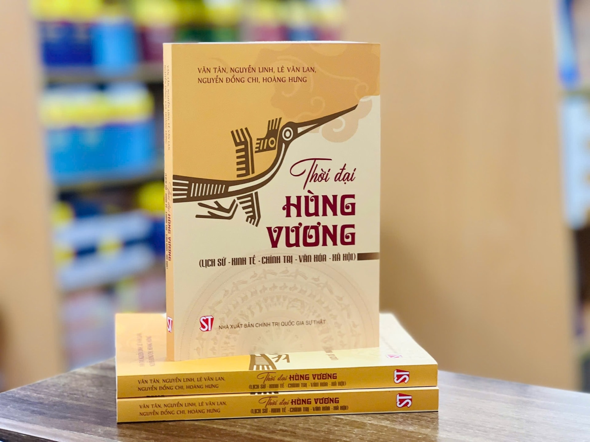 Khám phá nguồn cội dân tộc qua hai ấn phẩm về thời đại Hùng Vương