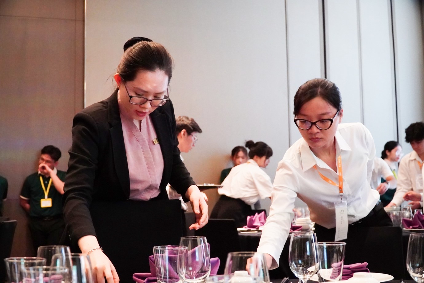 Sinh viên Trường Đại học Thái Bình Dương trong buổi học thực tế tại Khách sạn InterContinental Nha Trang.