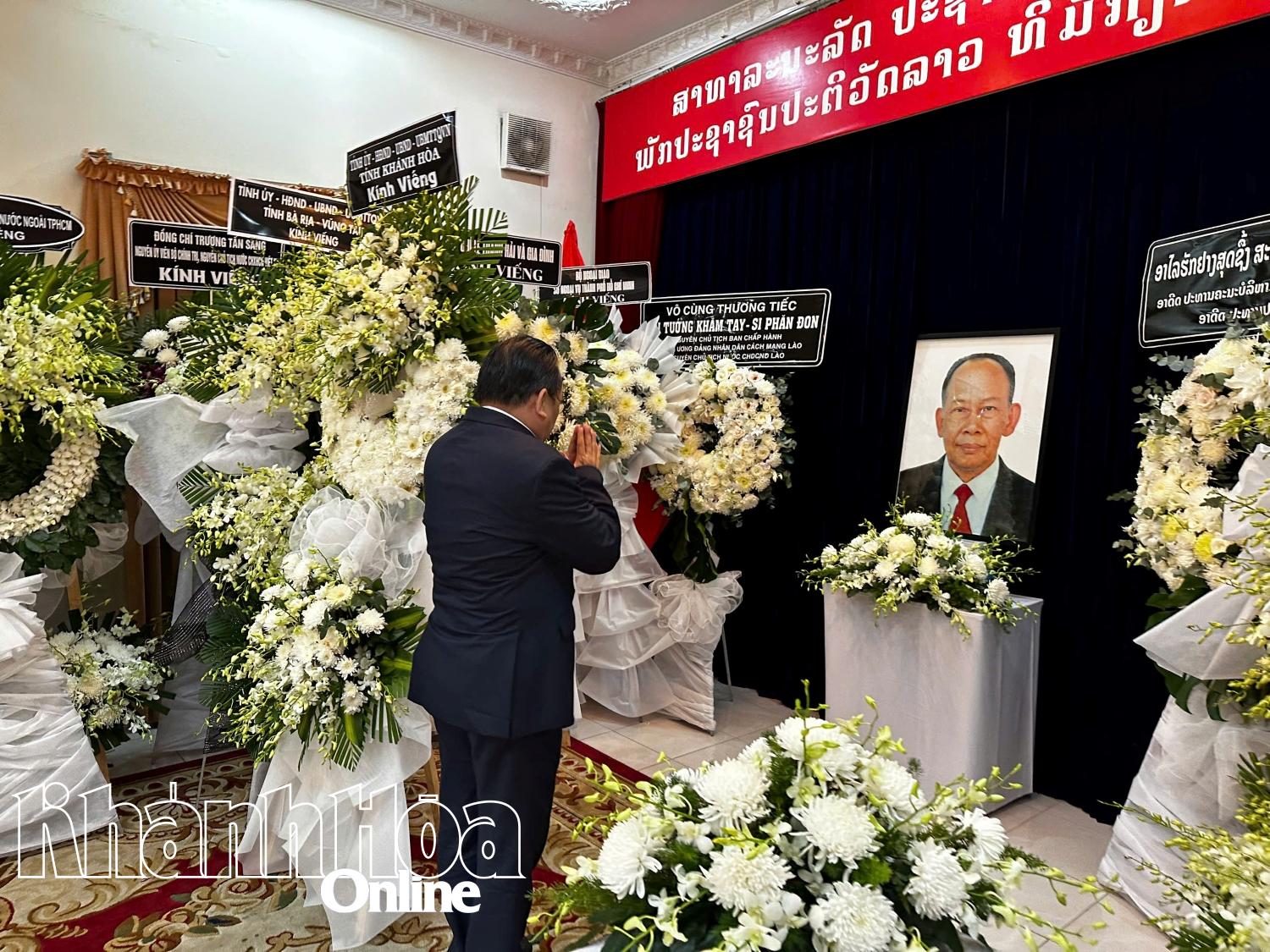 Provincial delegation pays tribute to late Lao leader Khamtay Siphandone