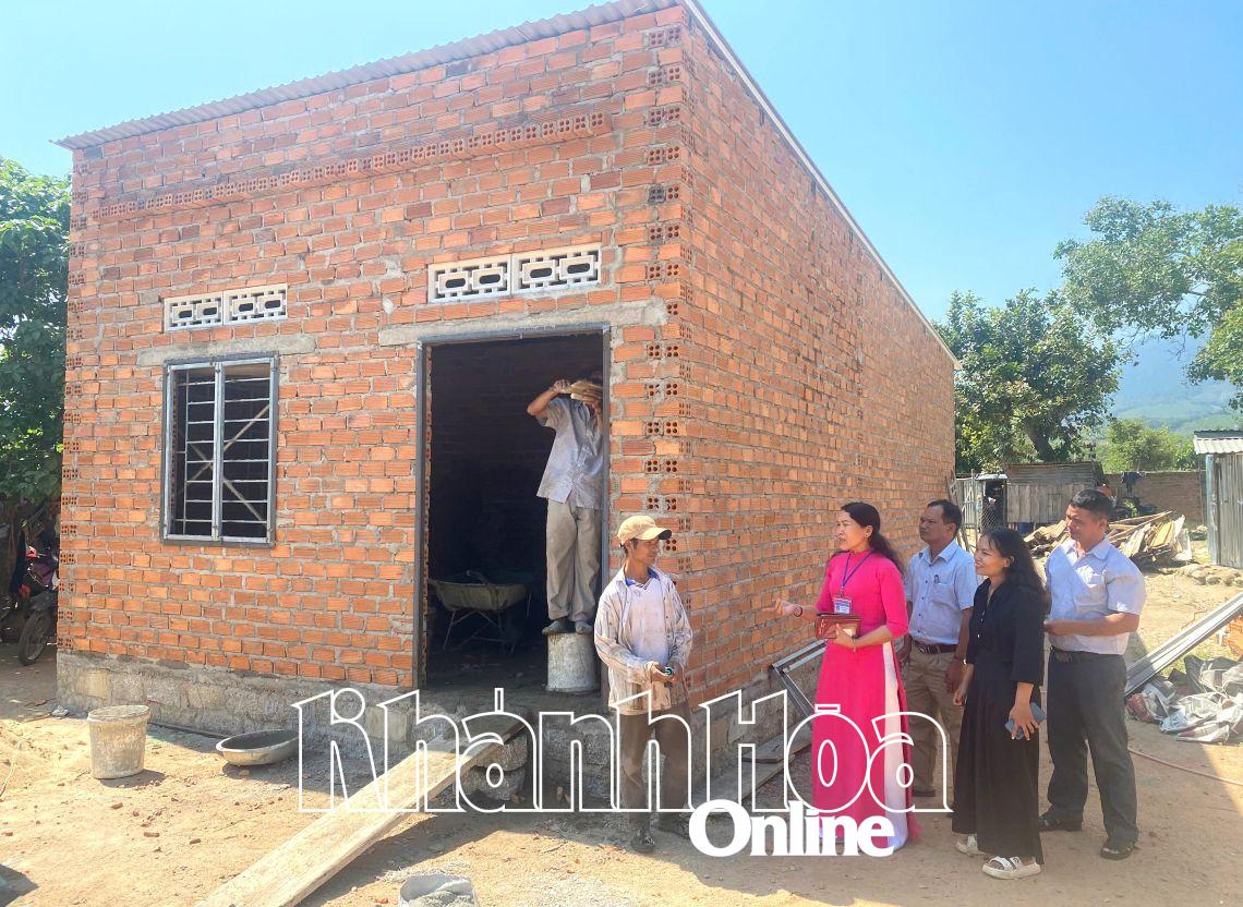 Các đơn vị, địa phương kiểm tra tiến hộ hỗ trợ xây mới nhà ở cho người dân tại xã Sơn Thái (huyện Khánh Vĩnh).