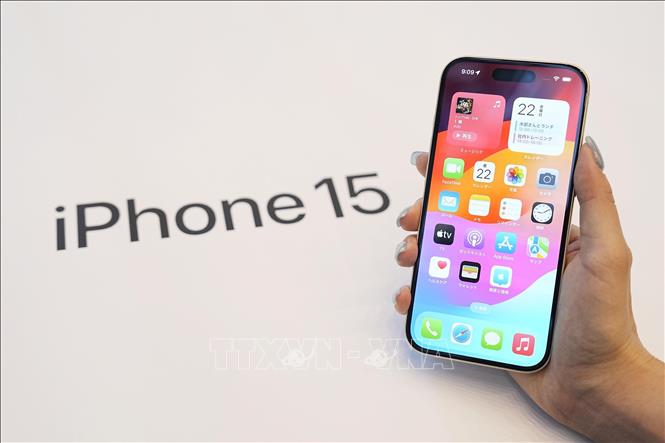 Mẫu điện thoại iPhone 15 của hãng Apple. Ảnh: Kyodo/TTXVN