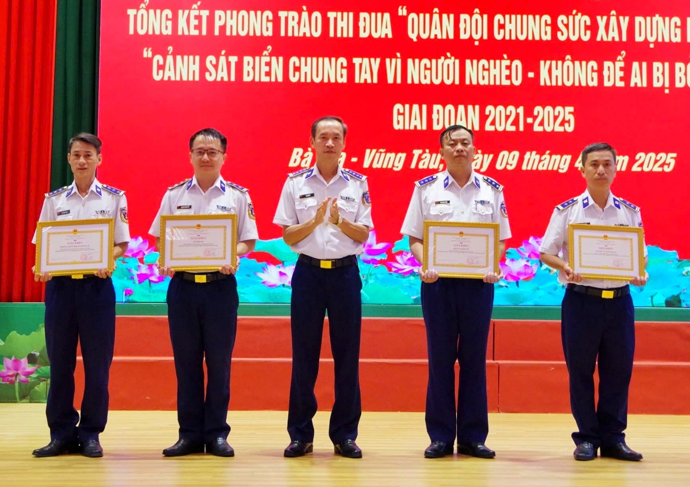 Các tập thể nhận giấy khen của Bộ Tư lệnh Vùng.