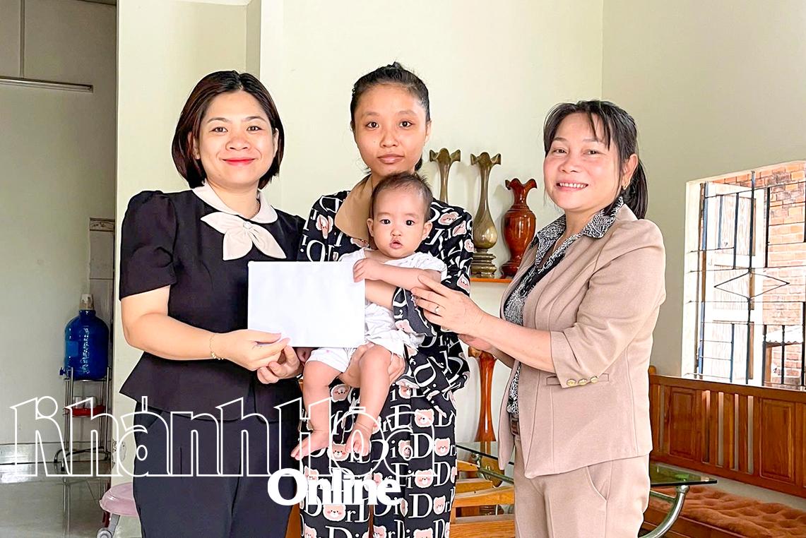 Đại diện Trung tâm Bảo trợ xã hội và Công tác xã hội tỉnh trao hỗ trợ kinh phí từ Quỹ Bảo trợ trẻ em tỉnh cho gia đình bé Hoàng Võ Thảo Nhi.
