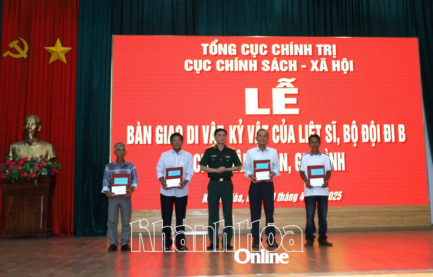 Bàn giao di vật, kỷ vật của các liệt sĩ cho thân nhân gia đình trên địa bàn tỉnh Khánh Hòa