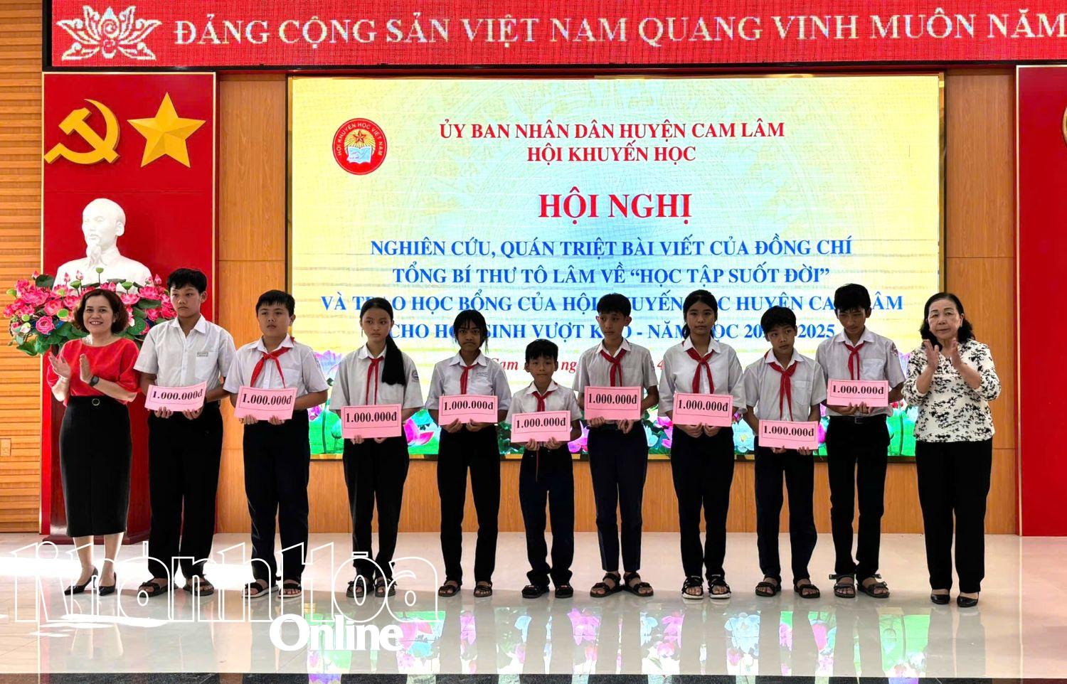 Hội Khuyến học huyện Cam Lâm trao 79,5 triệu đồng học bổng, phần thưởng cho học sinh