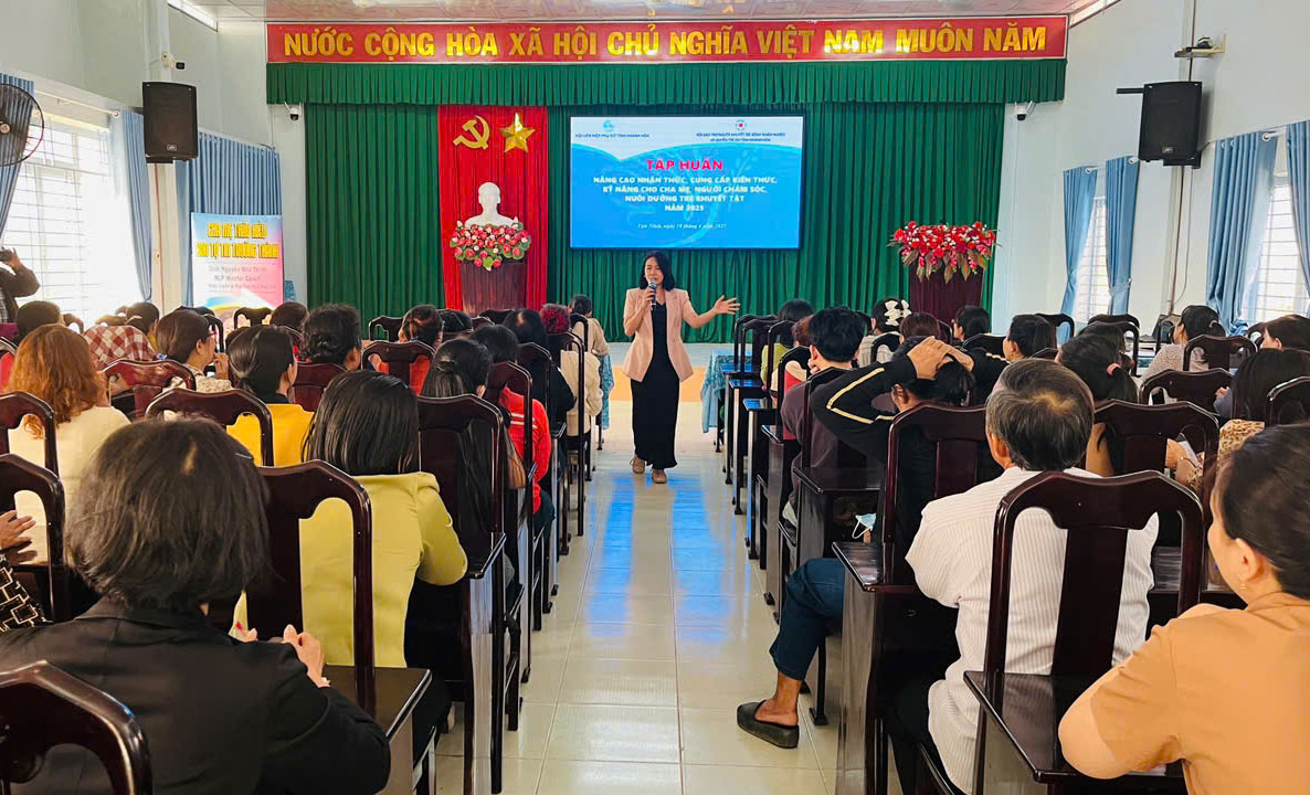 Tập huấn nâng cao kiến thức, kỹ năng chăm sóc, nuôi dưỡng trẻ khuyết tật