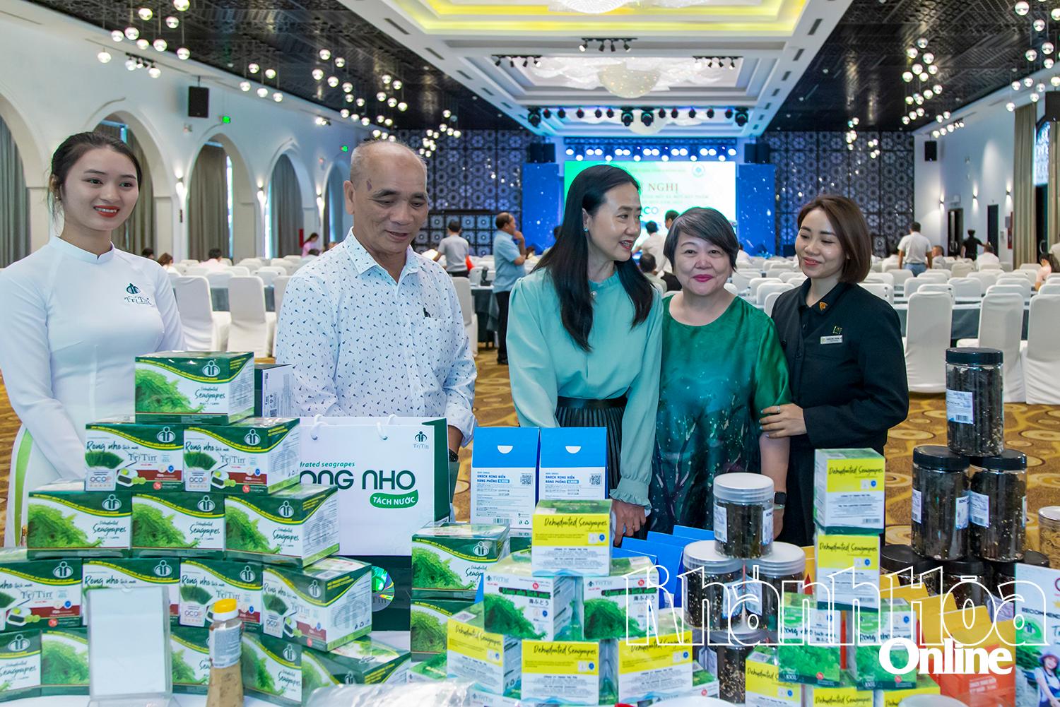 Delegates discussed with the subject of Tri Tin seaweed, the first 5-star OCOP in the province.