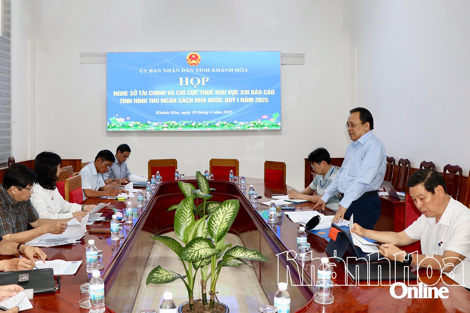 Đồng chí Lê Hữu Hoàng phát biểu tại cuộc họp.
