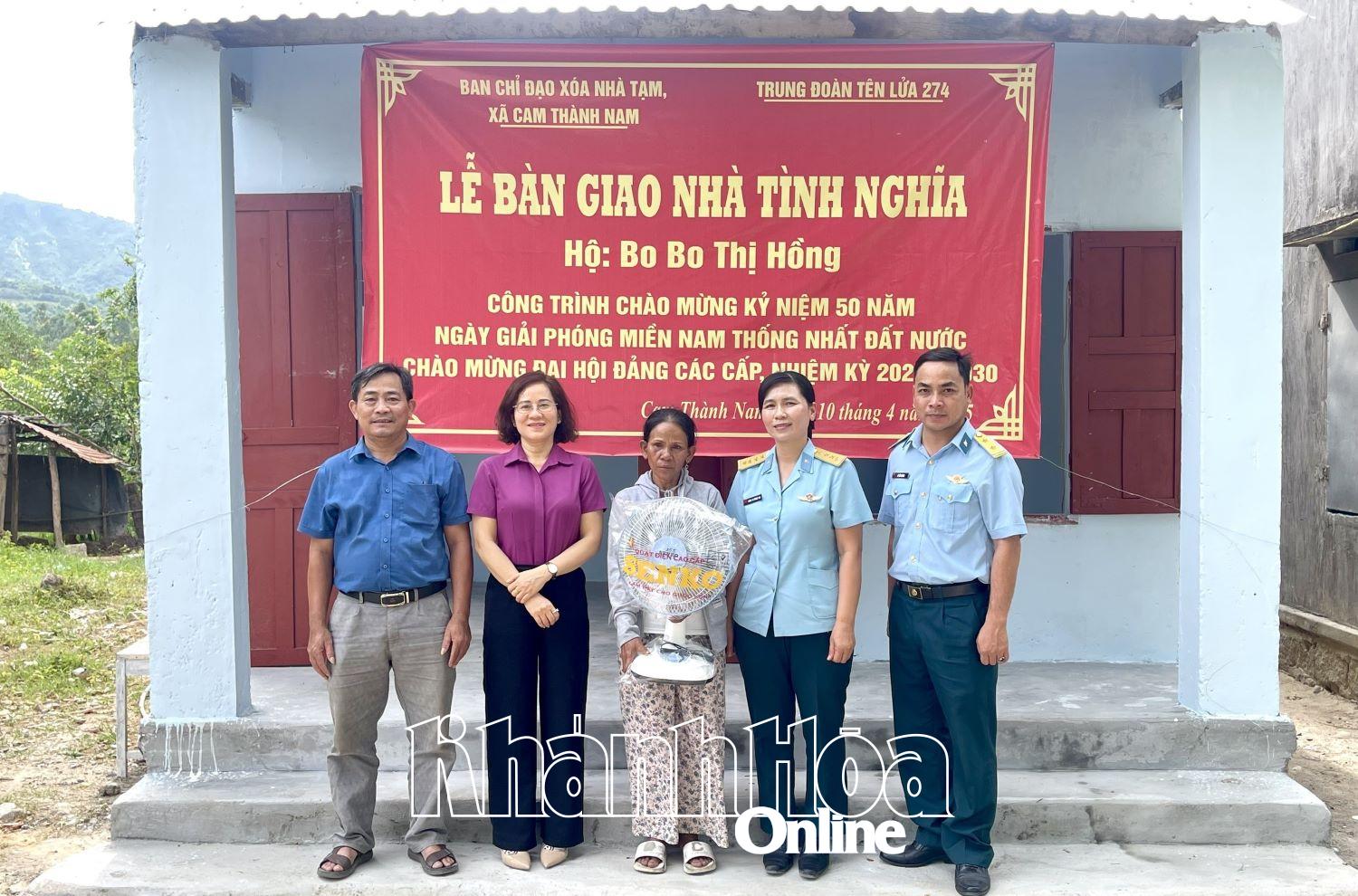 Trung đoàn 274, Sư đoàn Phòng không 377 hỗ trợ sửa chữa nhà cho người dân ở Cam Ranh