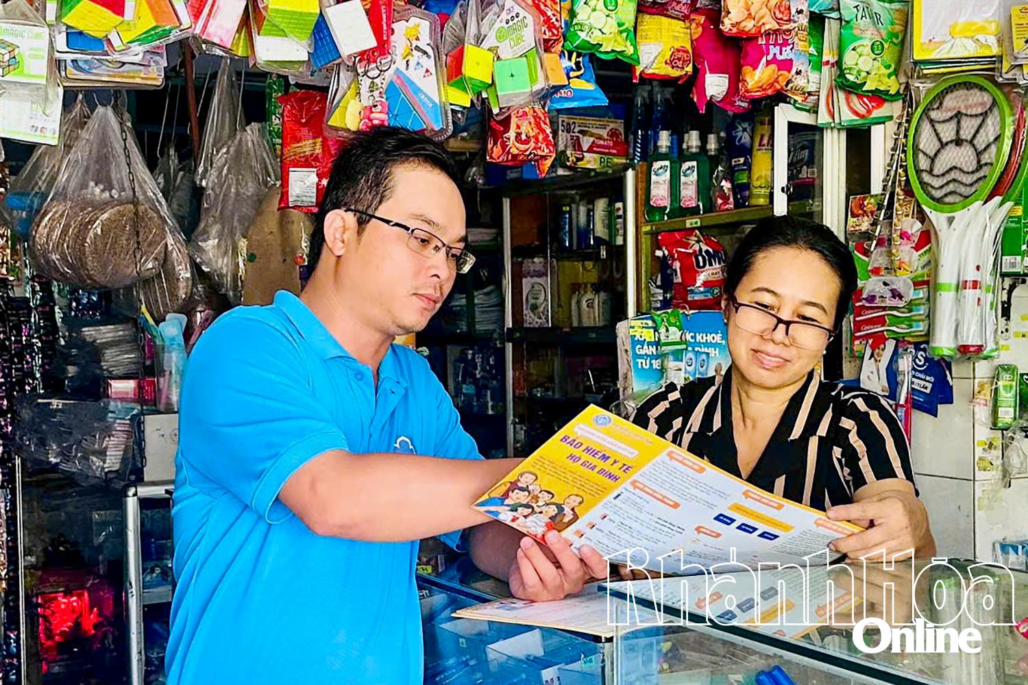 Tuyên truyền chính sách bảo hiểm y tế cho người dân ở huyện Vạn Ninh.
