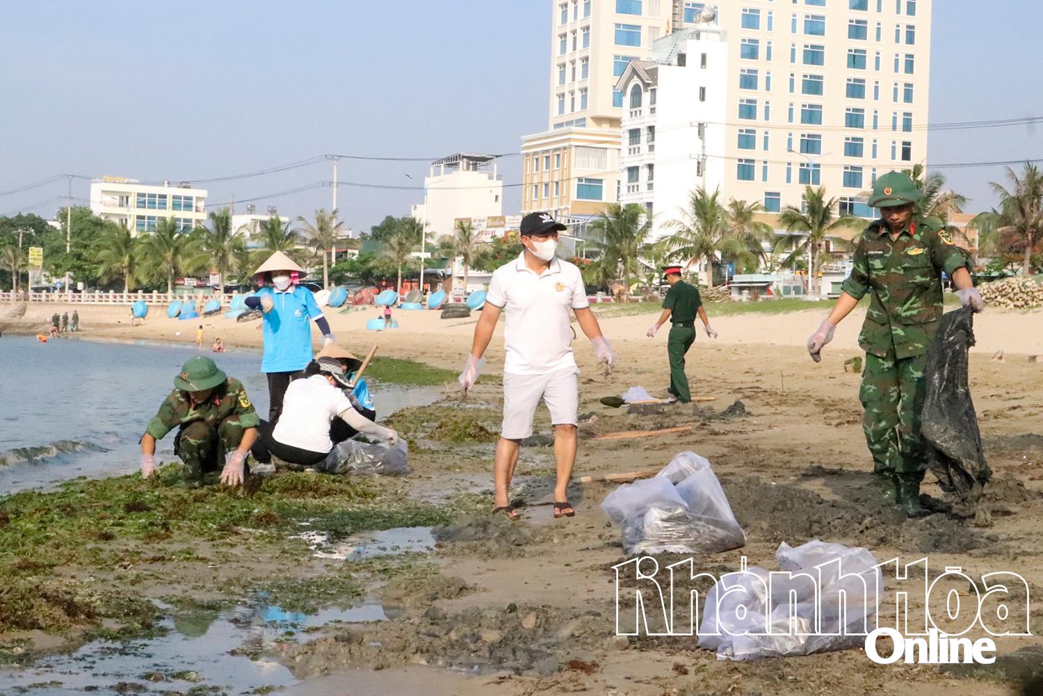 Nhặt rác bảo vệ môi trường ven vịnh Nha Trang.
