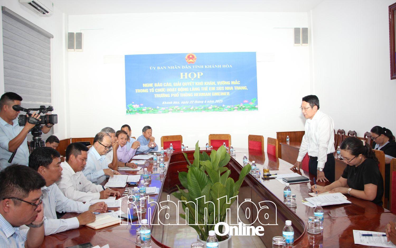 Ông Đinh Văn Thiệu phát biểu chỉ đạo tại cuộc họp.