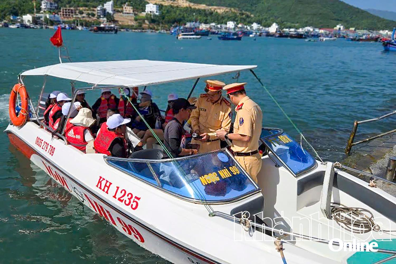 Lực lượng cảnh sát giao thông kiểm tra phương tiện thủy nội địa ở TP. Nha Trang. 
