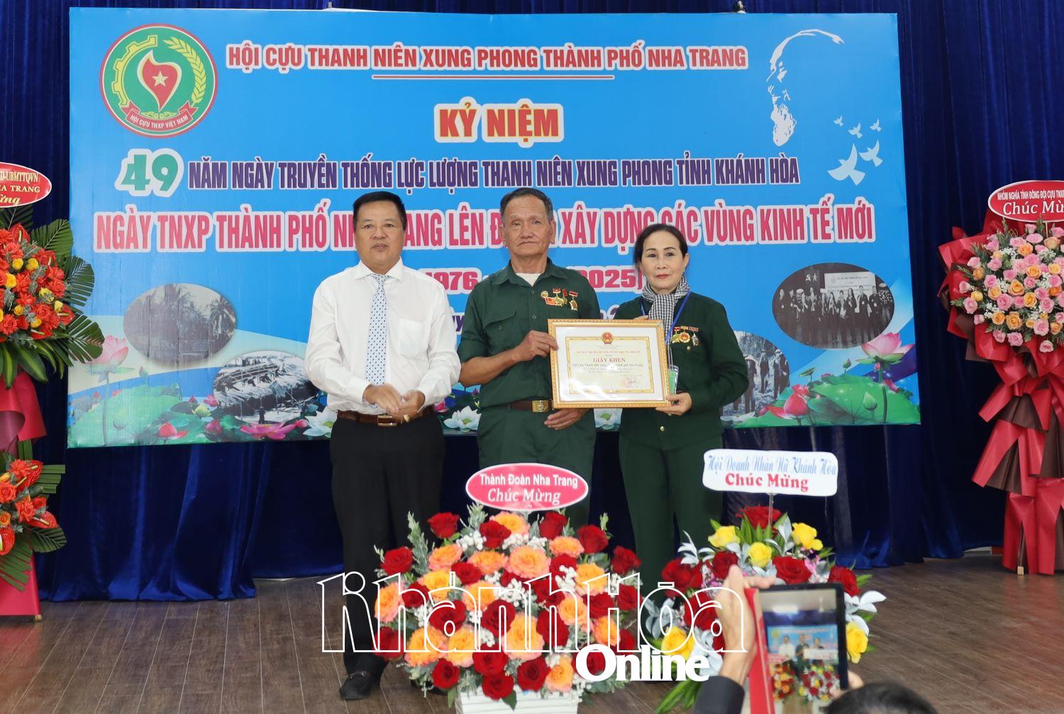 Ông Trần Xuân Lãm trao giấy khen cho tập thể.