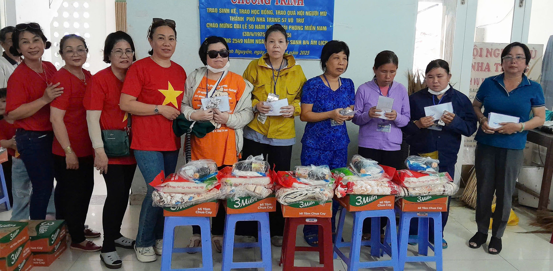 Tặng các suất quà cho hội viên Hội Người mù TP. Nha Trang.