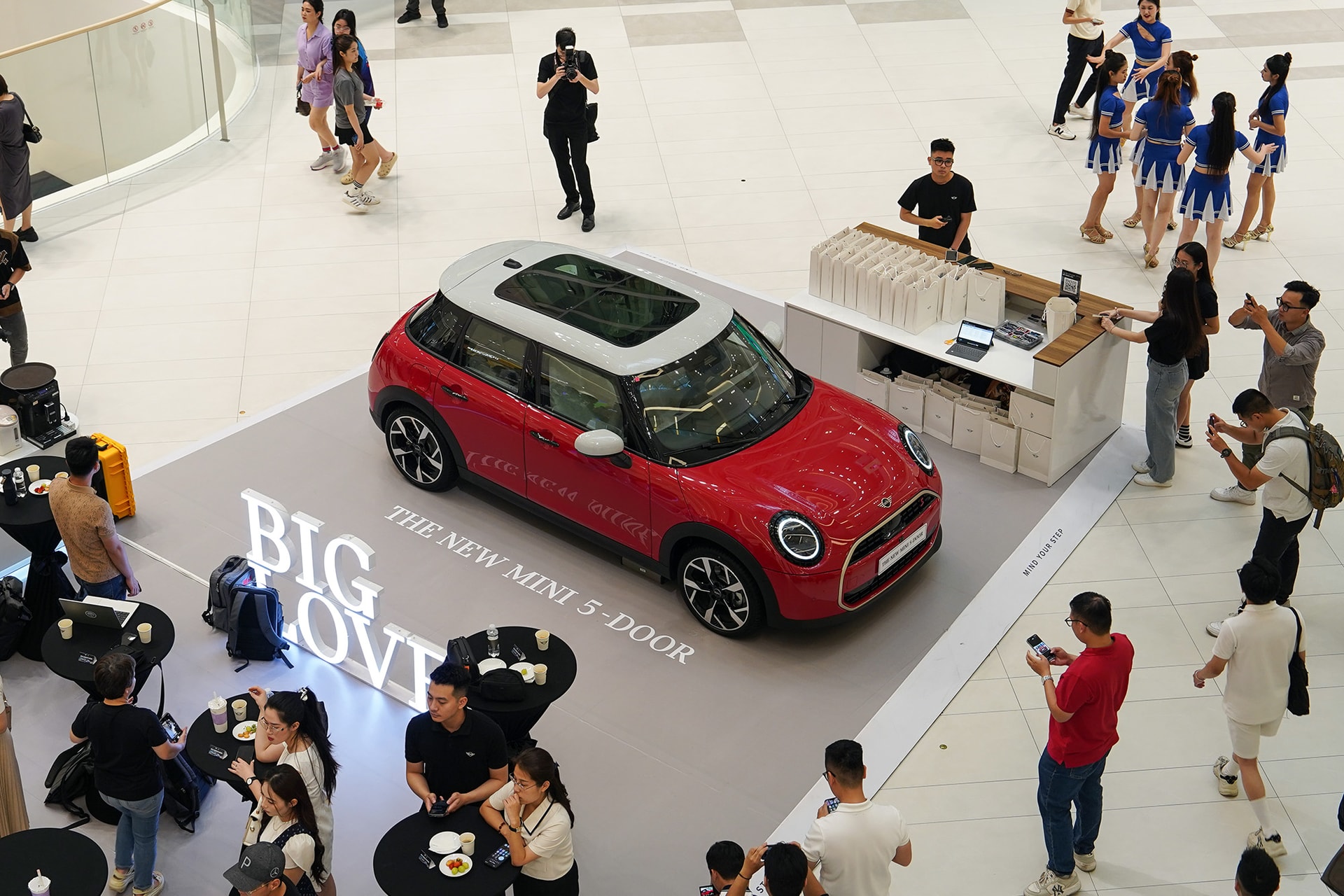 Giá bán MINI Cooper mới lần lượt là 2,099 tỷ đồng cho bản 3 cửa và 2,149 tỷ đồng cho bản 5 cửa. ảnh: Hoàng Linh