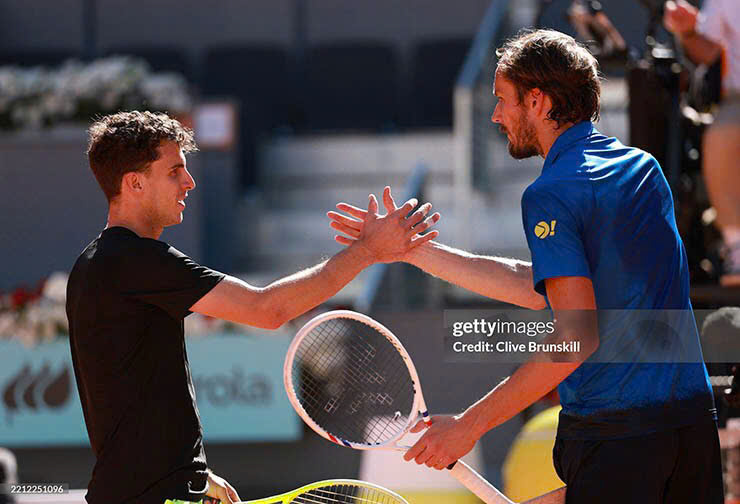 Tay vợt người Nga Medvedev đang có phong độ cao trên mặt sân đất nện vốn không phải là mặt sân sở thích của anh.