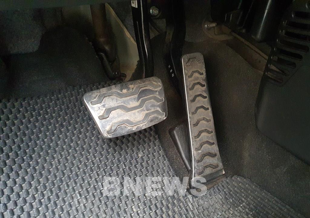 Bảo dưỡng hệ thống phanh ô tô sẽ đảm bảo hệ thống phanh hoạt động tốt, giúp lái xe an toàn hơn. Ảnh: Phú Vinh/BNEWS/TTXVN