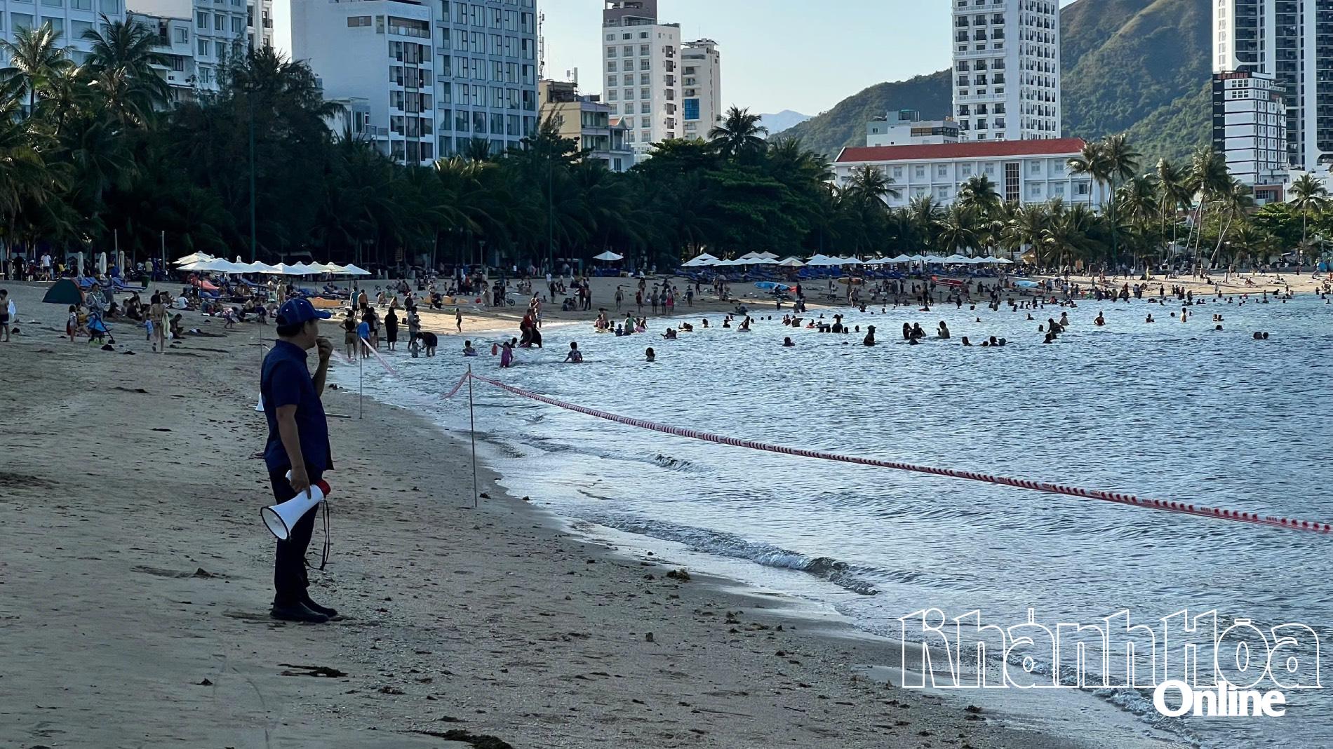 Khuyến cáo người dân và du khách vui chơi, tắm biển không gây ảnh hưởng đến san hô khu vực biển Hòn Chồng - Đặng Tất