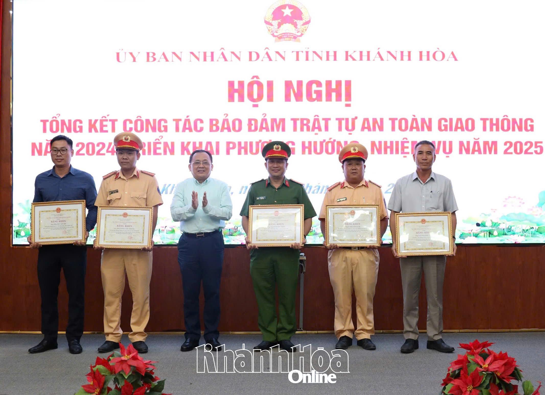 Đồng chí Lê Hữu Hoàng tặng bằng khen cho các cá nhân xuất sắc