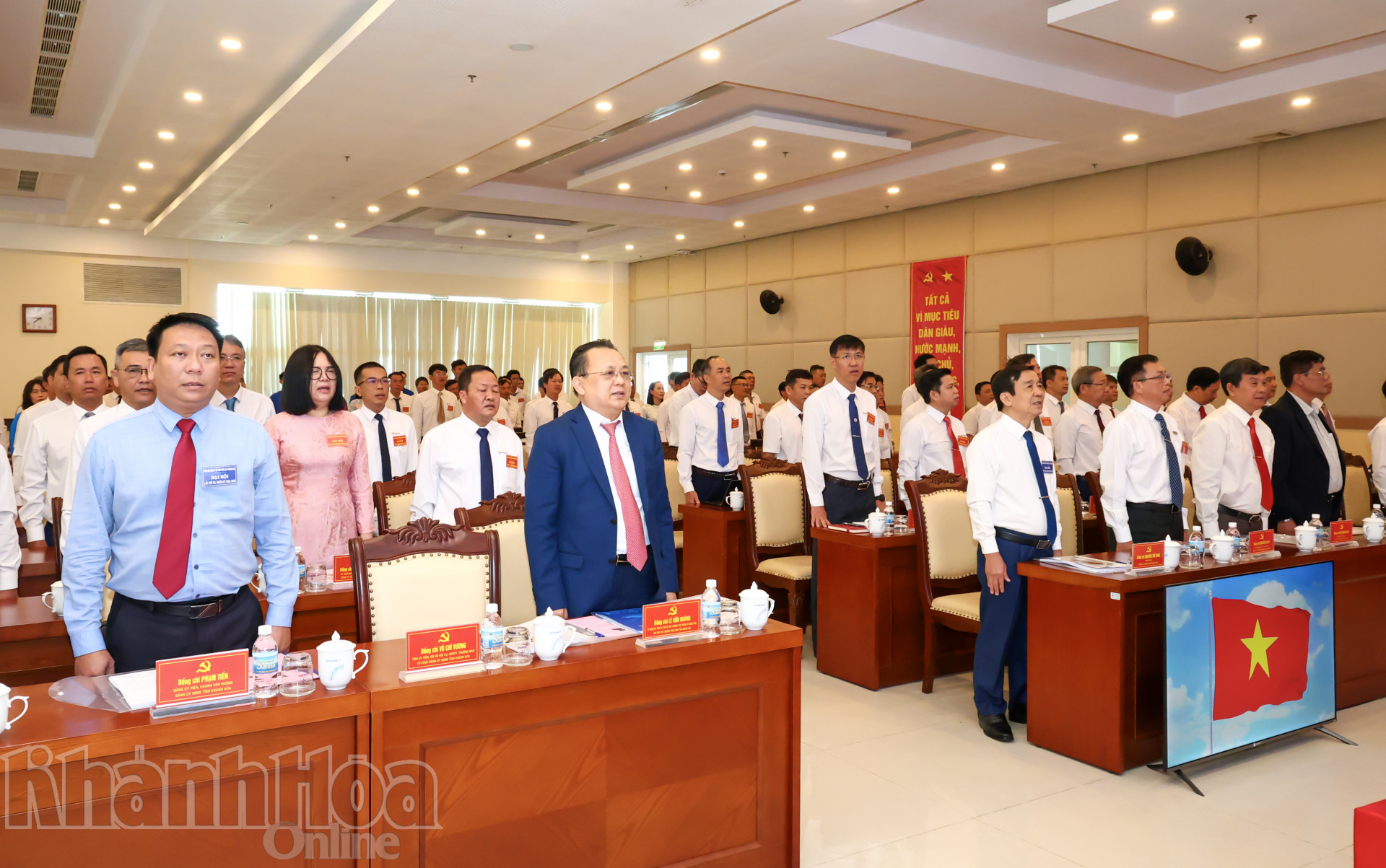 Các đại biểu thực hiện nghi thức chào cờ tại Đại hội.