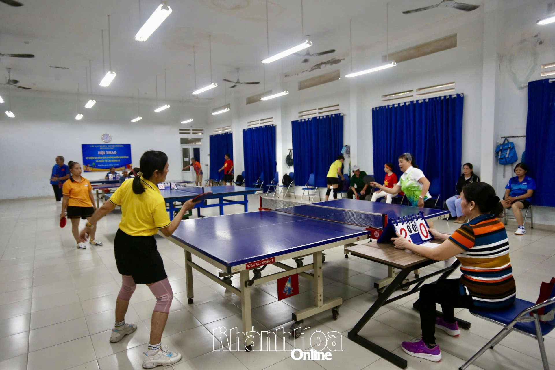 Thi đấu môn bóng bàn.