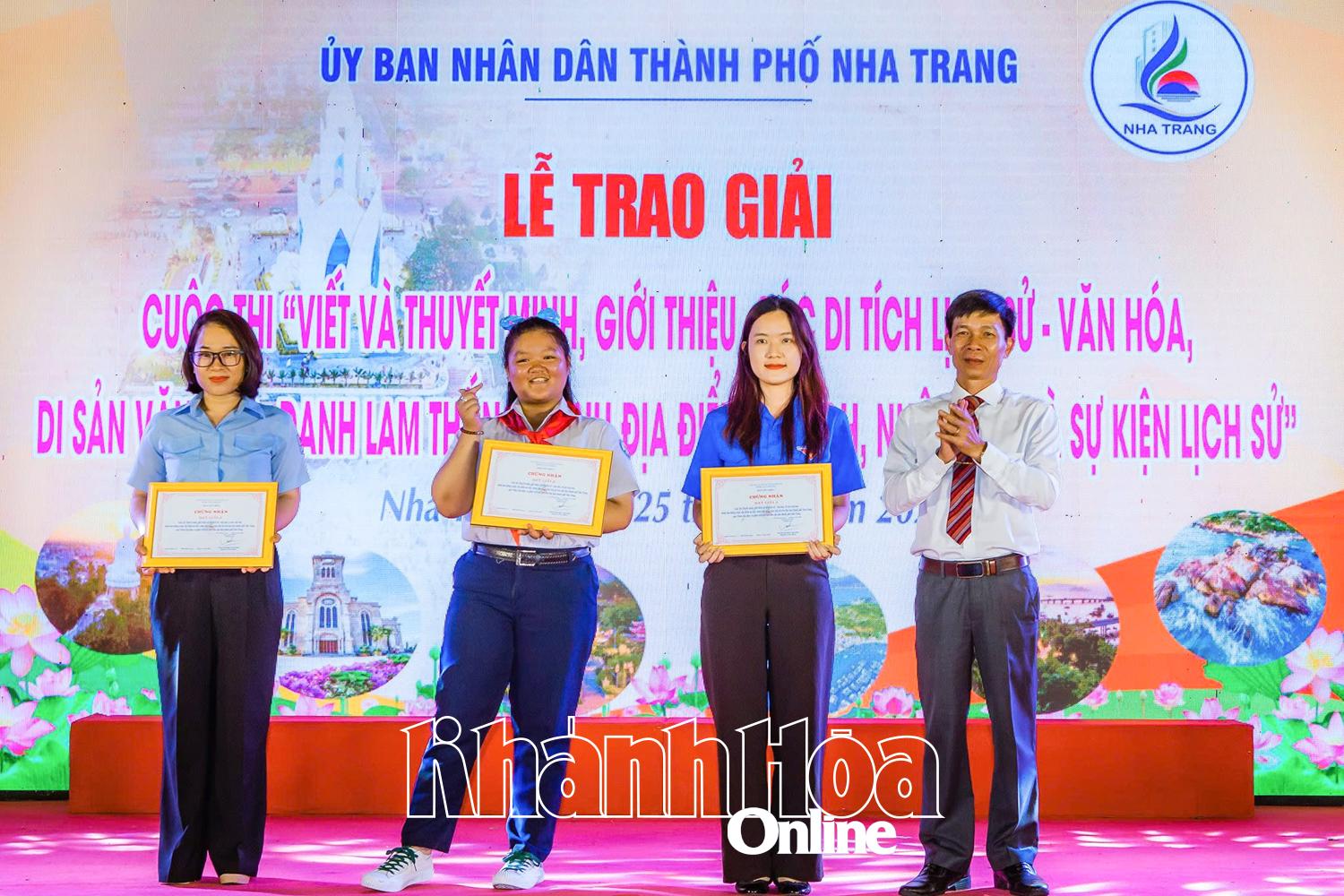 Trao giải cho các thí sinh xuất sắc tại cuộc thi Viết và thuyết minh, giới thiệu các di tích lịch sử - văn hóa, di sản văn hóa, danh lam thắng cảnh, địa điểm du lịch, nhân vật và sự kiện lịch sử.
