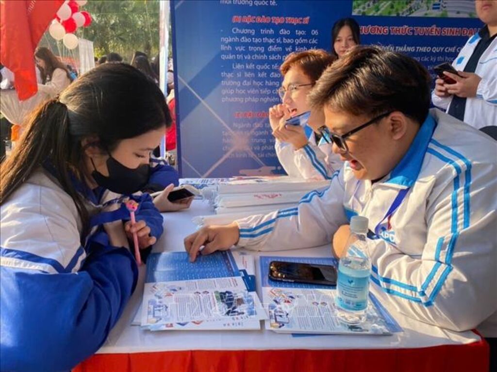 Thí sinh tìm hiều về các chương trình đào tạo và công tác tuyển sinh 2025. Ảnh: Khiếu Tư/TTXVN 