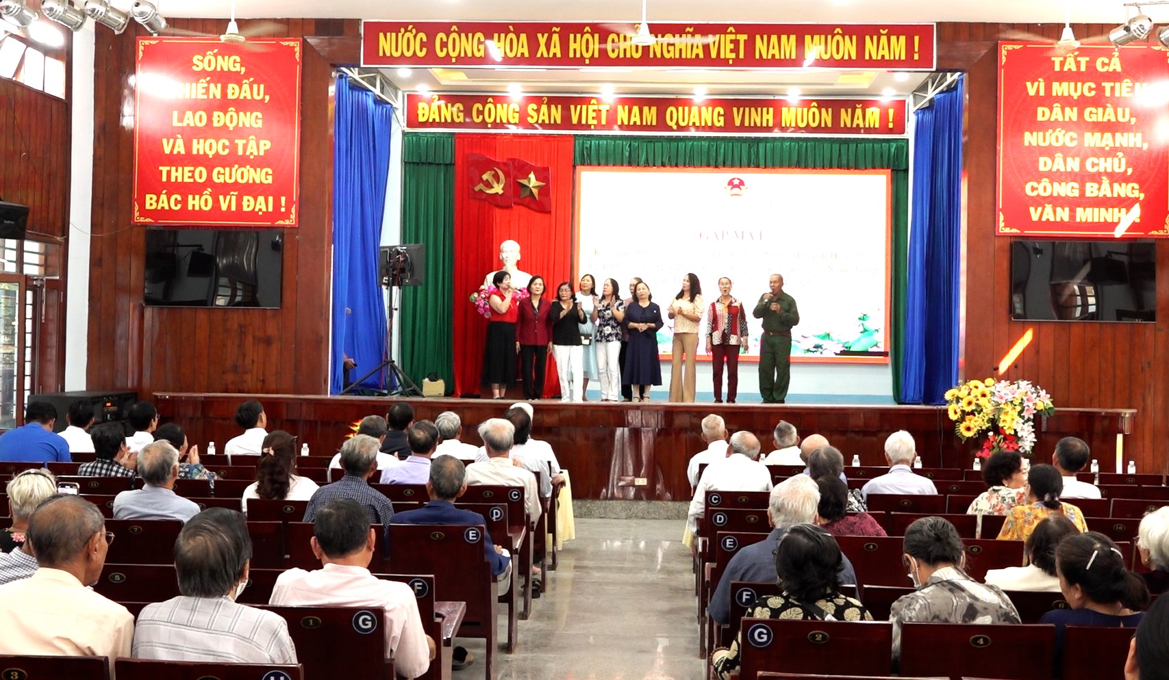 Hội Truyền thống kháng chiến cứu nước huyện Vạn Ninh gặp mặt kỷ niệm Ngày Giải phóng miền Nam, thống nhất đất nước