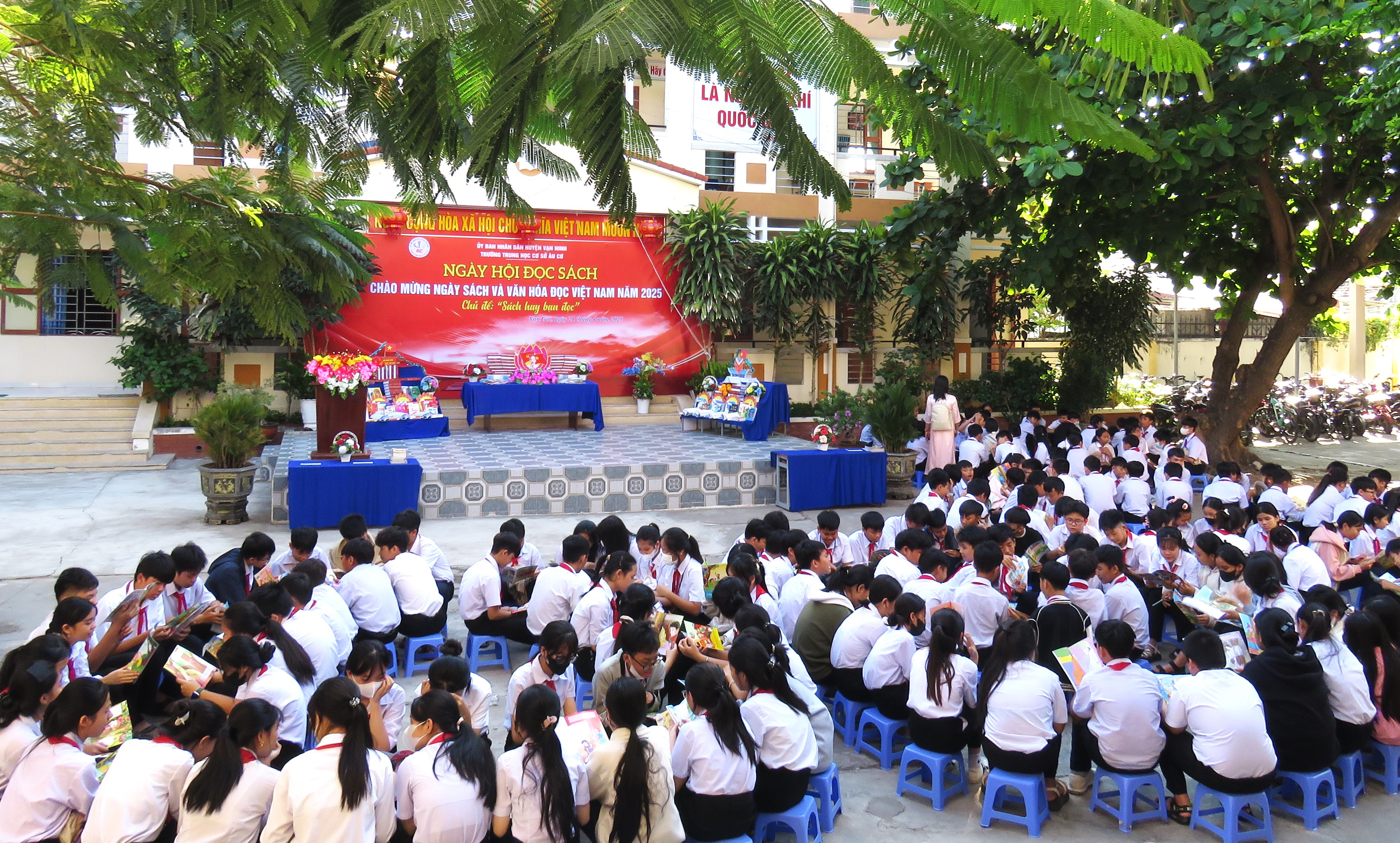 Hơn 500 giáo viên, học sinh Trường THCS Âu Cơ (Vạn Ninh) tham gia “Ngày hội đọc sách”