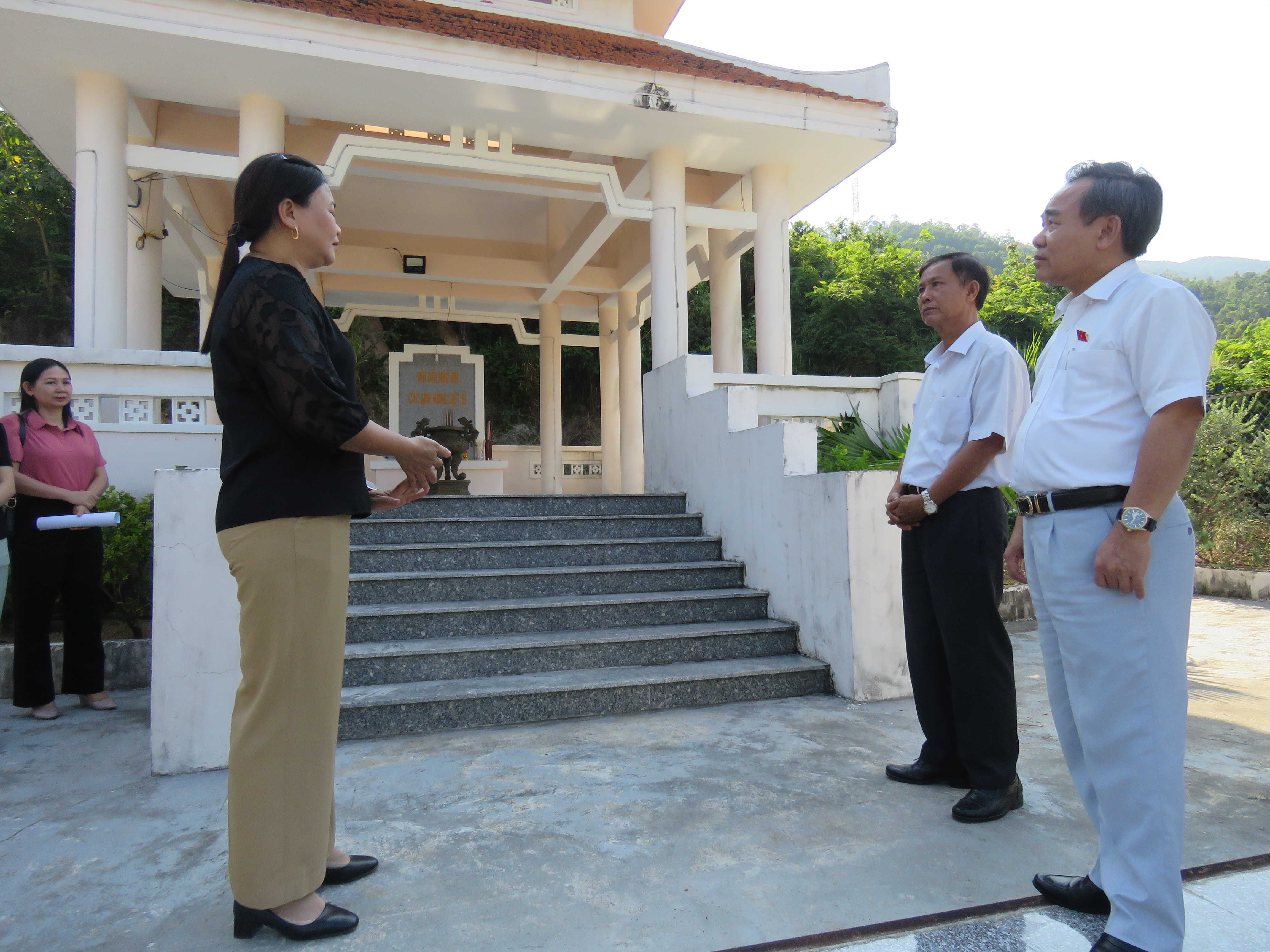 Đoàn Đại biểu Quốc hội tỉnh khảo sát thực tế Đài tưởng niệm liệt sĩ xã Đại Lãnh