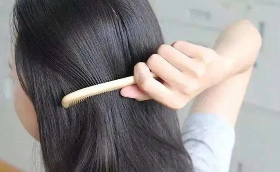 Chải tóc thường xuyên mang lại lợi ích sức khỏe bất ngờ