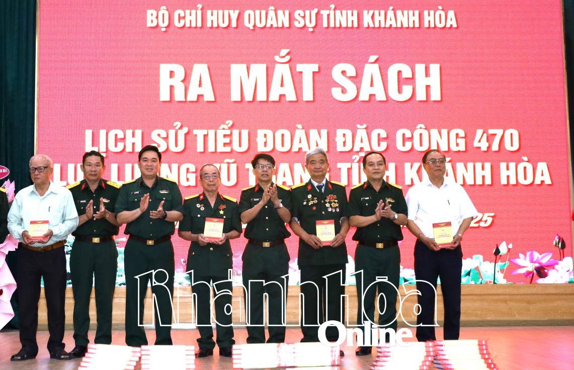 Lãnh đạo Bộ Chỉ huy Quân sự tỉnh trao tặng sách cho các cựu chiến binh Tiểu đoàn Đặc công 470.