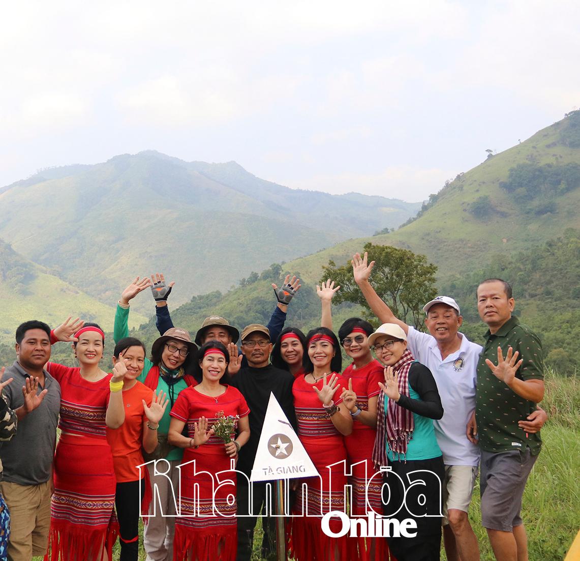 Ta Giang grassland attracts many tourists from inside and outside the province to check in