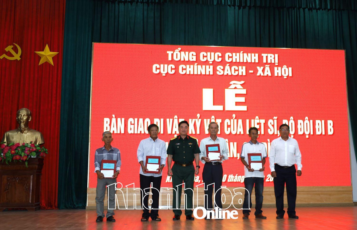 Đại tá Đinh Văn Hưng - Chính ủy Bộ Chỉ huy Quân sự tỉnh tặng quà cho thân nhân gia đình các liệt sĩ.