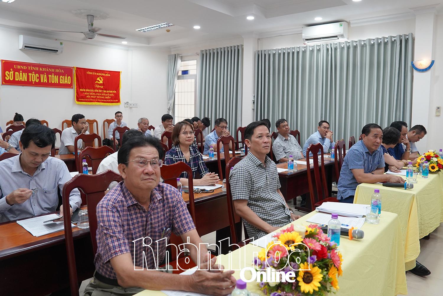 Các đại biểu tham dự hội nghị.