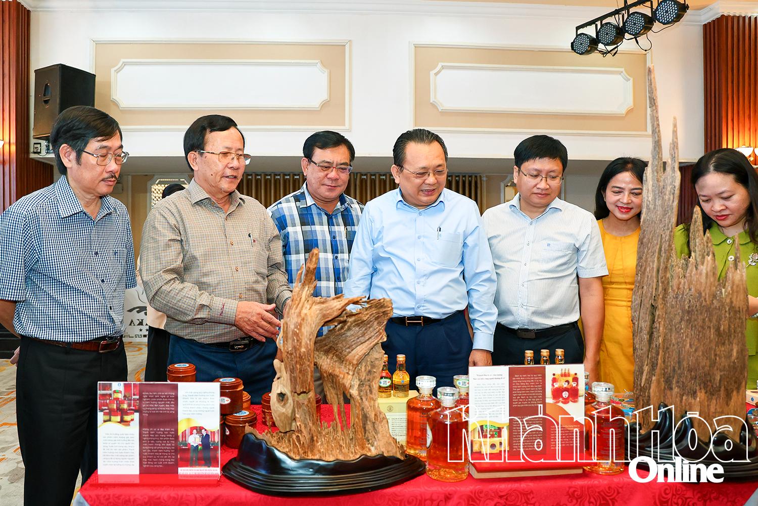 The Provincial OCOP Council scores agarwood products in 2024.