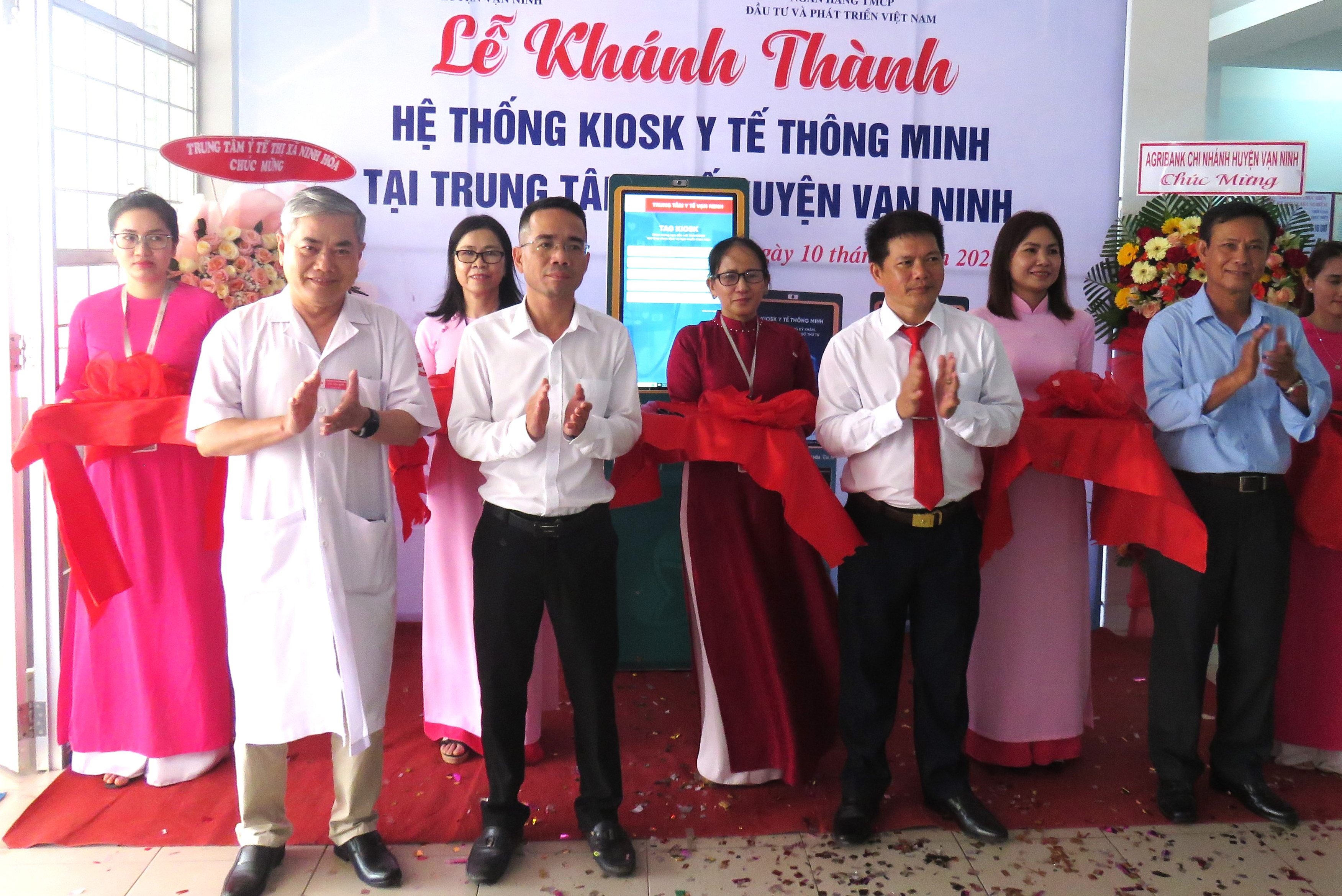 Trung tâm Y tế huyện Vạn Ninh đưa vào hoạt động kiosk y tế thông minh
