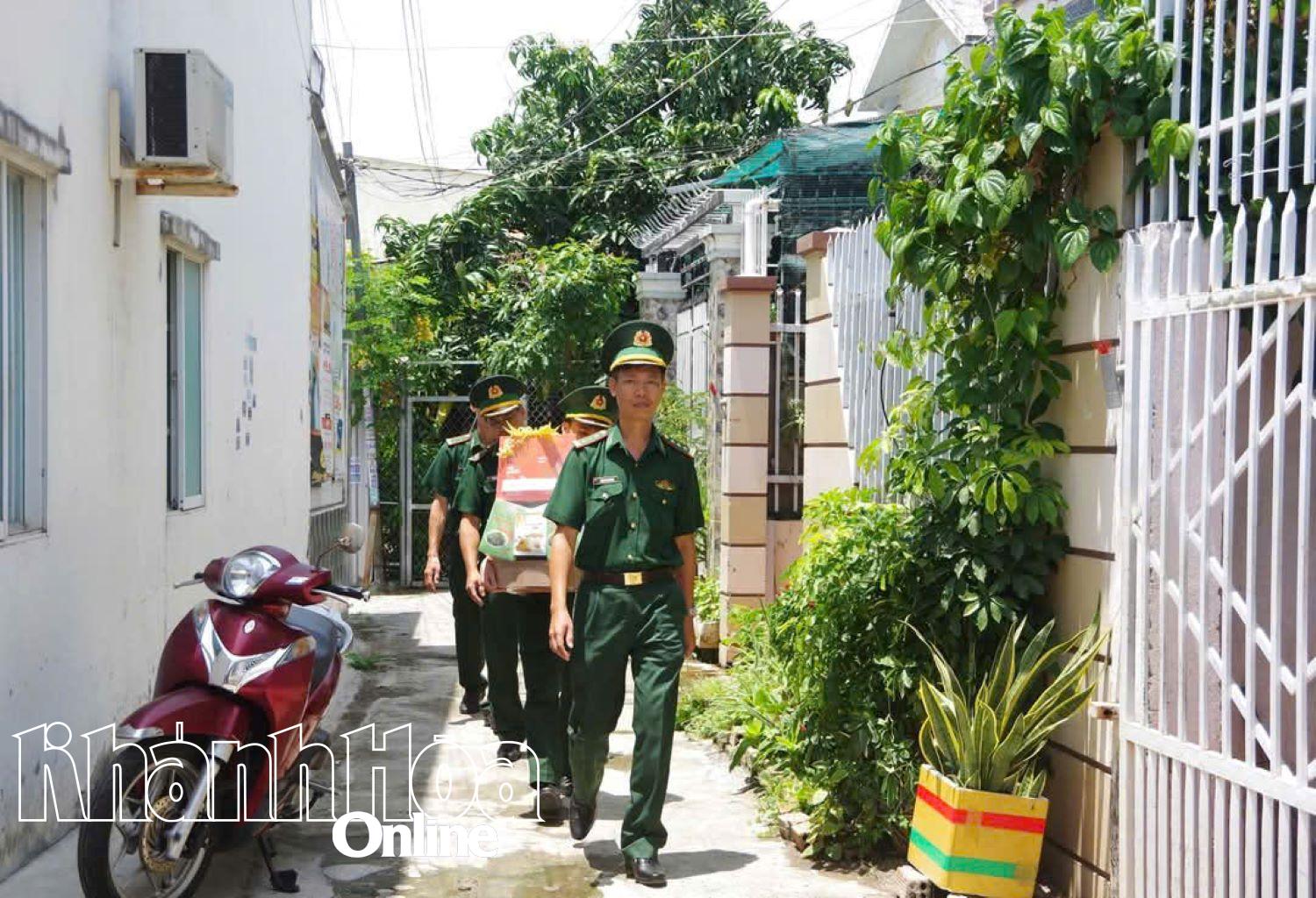 Tổ công tác Đồn Biên phòng Cầu Bóng đến thăm hỏi, động viên cô gái và gia đình.