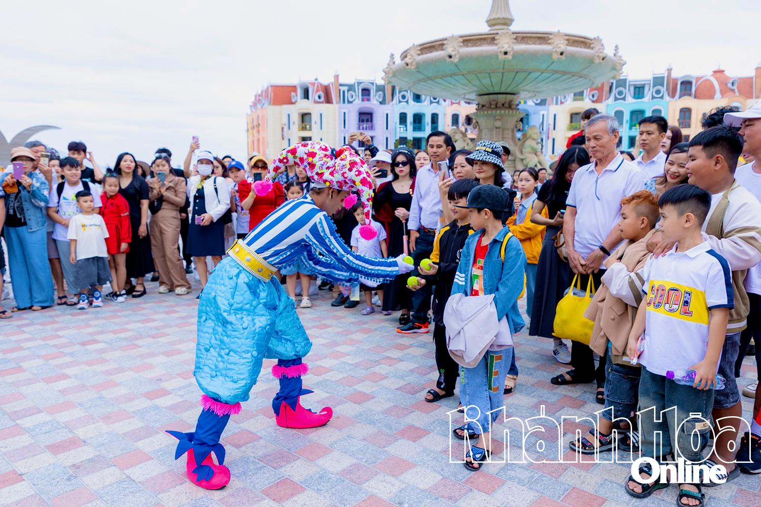 VinWonders Nha Trang always attracts tourists with many entertainment services.