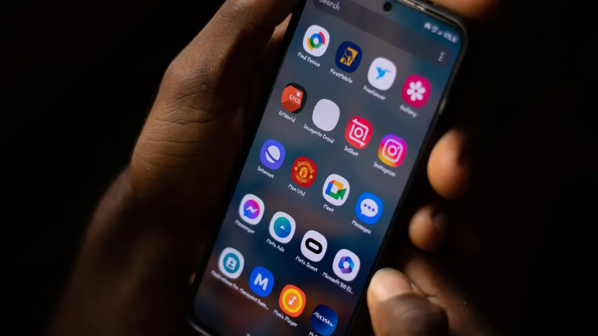 Đừng để chiếc điện thoại trở thành gián điệp theo dõi chính bạn (Ảnh minh họa)