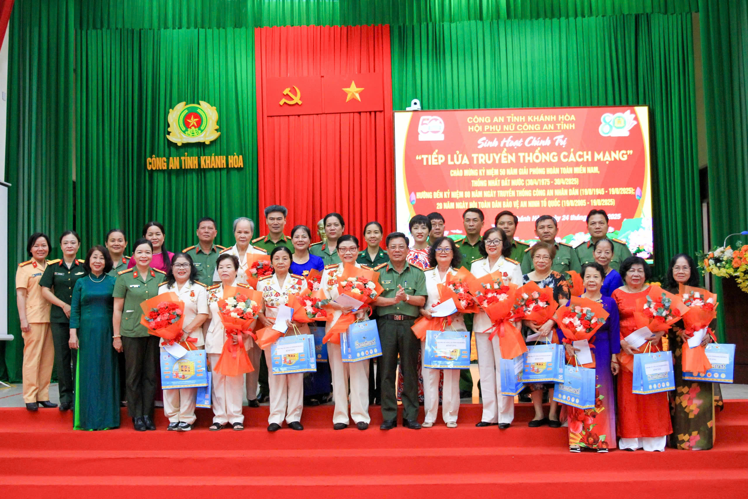 Đại diện Ban Giám đốc Công an tỉnh tặng hoa và quà tri ân các đại biểu